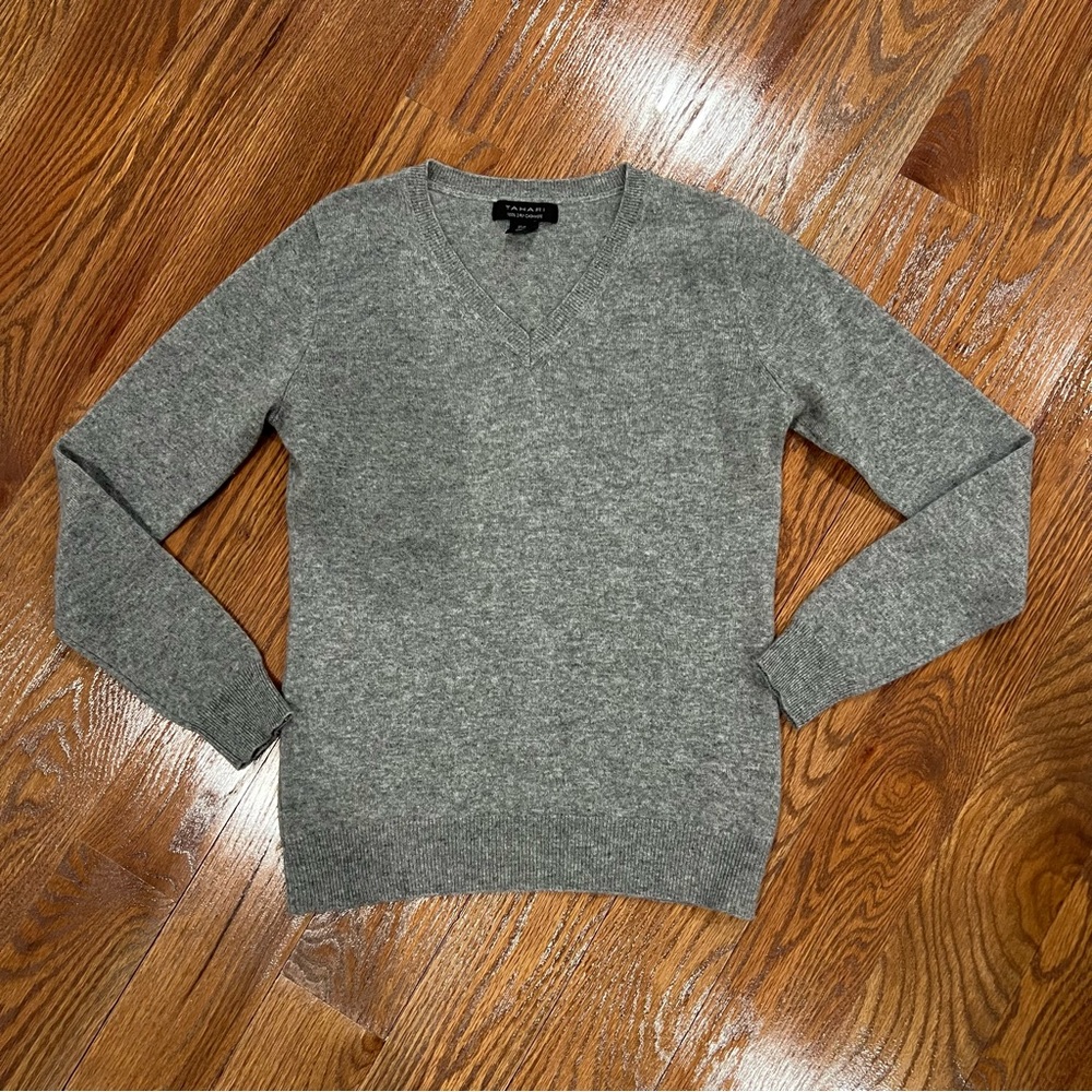 Women’s V-neck Cashmere Sweater size M